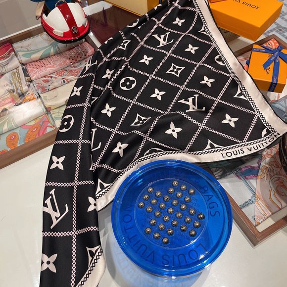 💎✨AUTHENTIC✨💎Louis Vuitton scarf - Picture 2 of 7